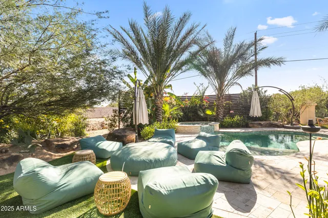 a view of a backyard