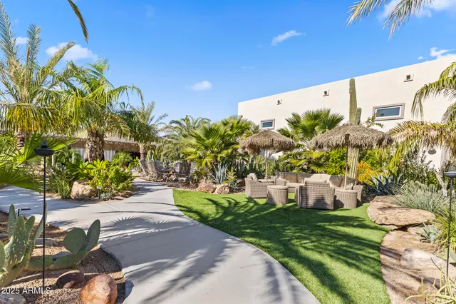 a view of a backyard