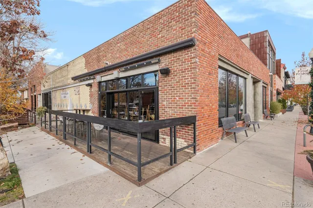 a view of livingroom with furniture