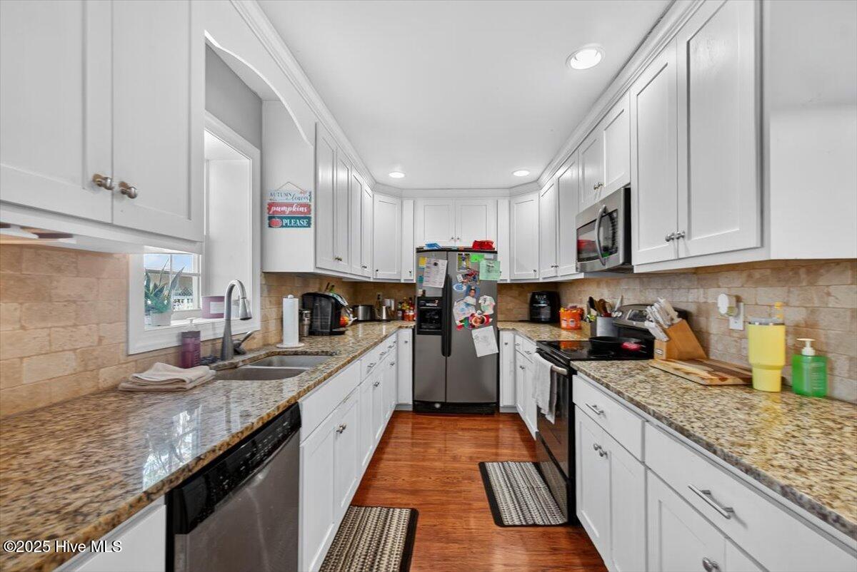 1109 Middle Sound Loop Road Wilmington, NC 28411 - Photo 29 of 49 Kitchen