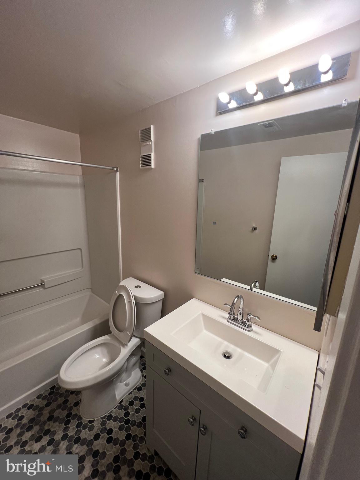 3 Andrew Place, Unit R98 Baltimore, MD 21201 - Photo 9 of 16