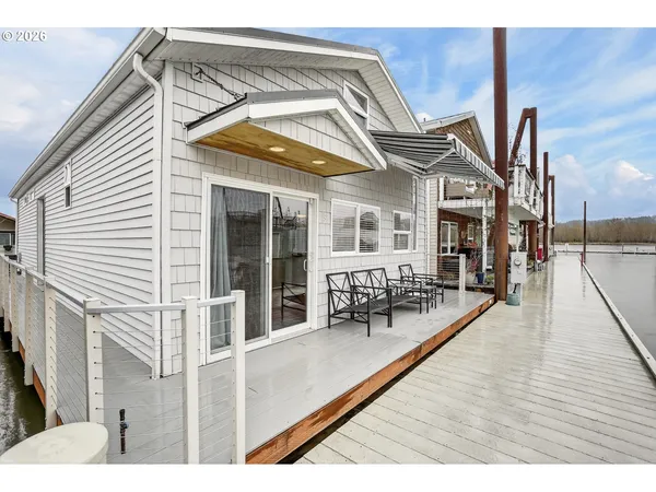 $189,900 | 19609 Northeast Marine Drive, Unit D5, Portland, OR 97230
