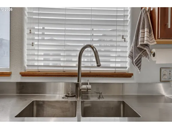 $189,900 | 19609 Northeast Marine Drive, Unit D5, Portland, OR 97230