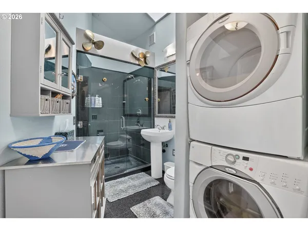 $189,900 | 19609 Northeast Marine Drive, Unit D5, Portland, OR 97230