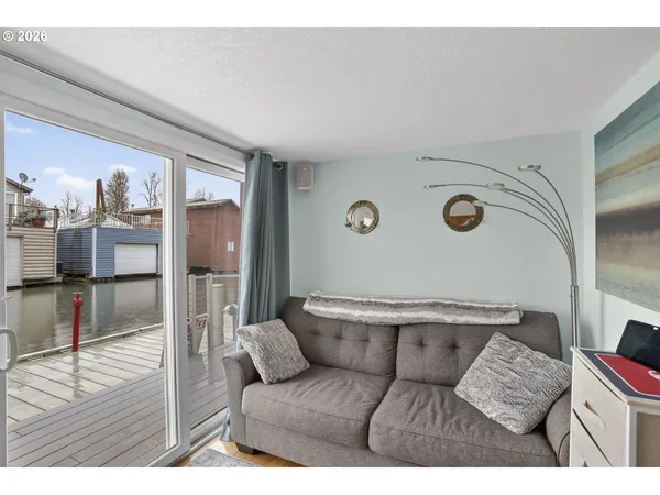 $189,900 | 19609 Northeast Marine Drive, Unit D5, Portland, OR 97230