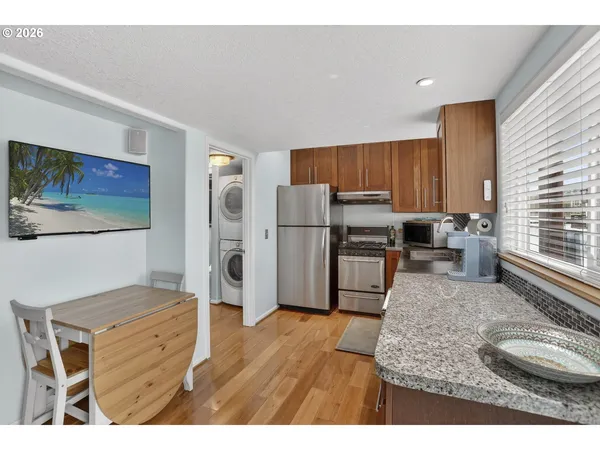 $189,900 | 19609 Northeast Marine Drive, Unit D5, Portland, OR 97230