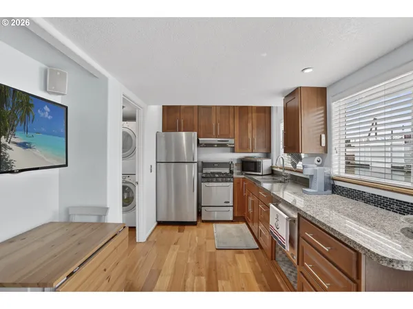 $189,900 | 19609 Northeast Marine Drive, Unit D5, Portland, OR 97230
