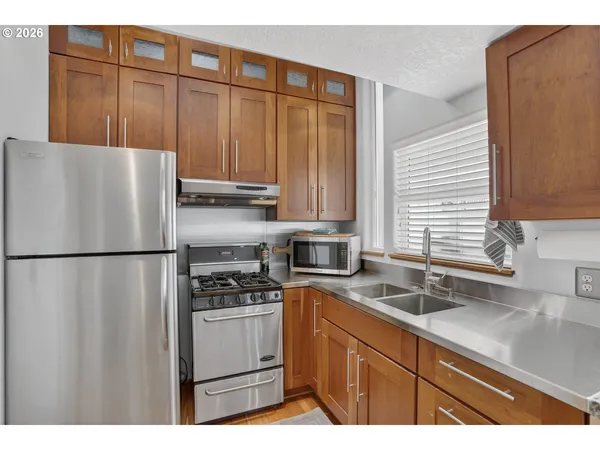 $189,900 | 19609 Northeast Marine Drive, Unit D5, Portland, OR 97230