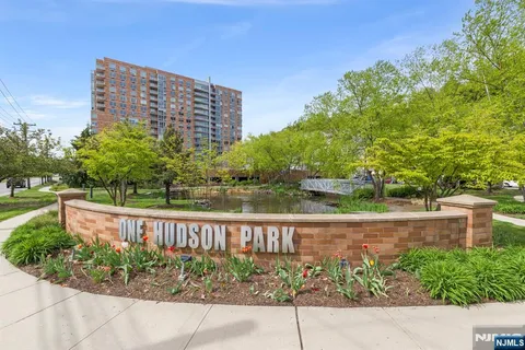 $699,000 | 310 Hudson Park, Unit 310, Edgewater, NJ 07020