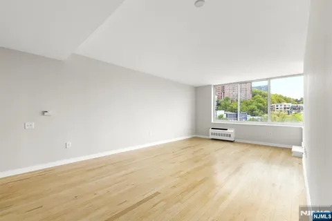 $699,000 | 310 Hudson Park, Unit 310, Edgewater, NJ 07020