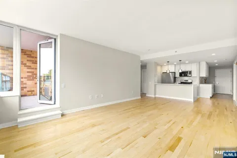 $699,000 | 310 Hudson Park, Unit 310, Edgewater, NJ 07020
