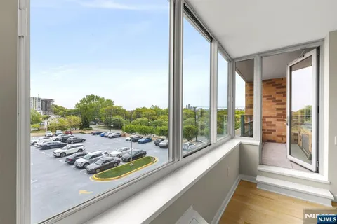 $699,000 | 310 Hudson Park, Unit 310, Edgewater, NJ 07020