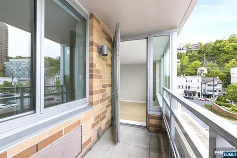 $699,000 | 310 Hudson Park, Unit 310, Edgewater, NJ 07020