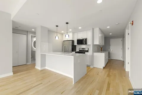 $699,000 | 310 Hudson Park, Unit 310, Edgewater, NJ 07020