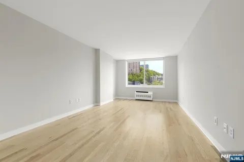$699,000 | 310 Hudson Park, Unit 310, Edgewater, NJ 07020