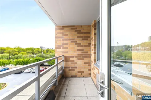$699,000 | 310 Hudson Park, Unit 310, Edgewater, NJ 07020
