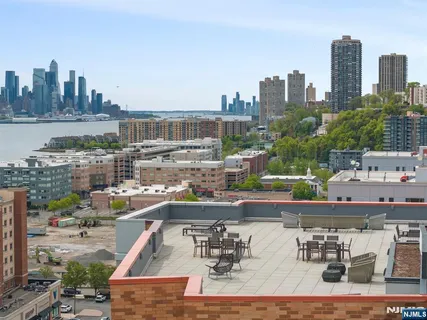 $699,000 | 310 Hudson Park, Unit 310, Edgewater, NJ 07020