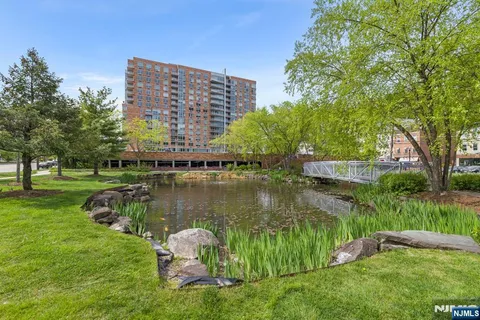 $699,000 | 310 Hudson Park, Unit 310, Edgewater, NJ 07020