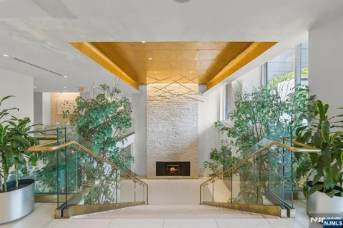 $699,000 | 310 Hudson Park, Unit 310, Edgewater, NJ 07020
