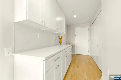 $699,000 | 310 Hudson Park, Unit 310, Edgewater, NJ 07020