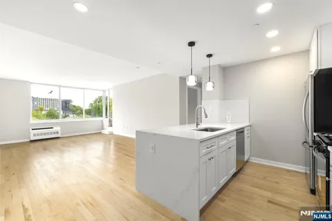 $699,000 | 310 Hudson Park, Unit 310, Edgewater, NJ 07020