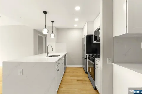 $699,000 | 310 Hudson Park, Unit 310, Edgewater, NJ 07020