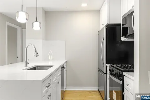 $699,000 | 310 Hudson Park, Unit 310, Edgewater, NJ 07020