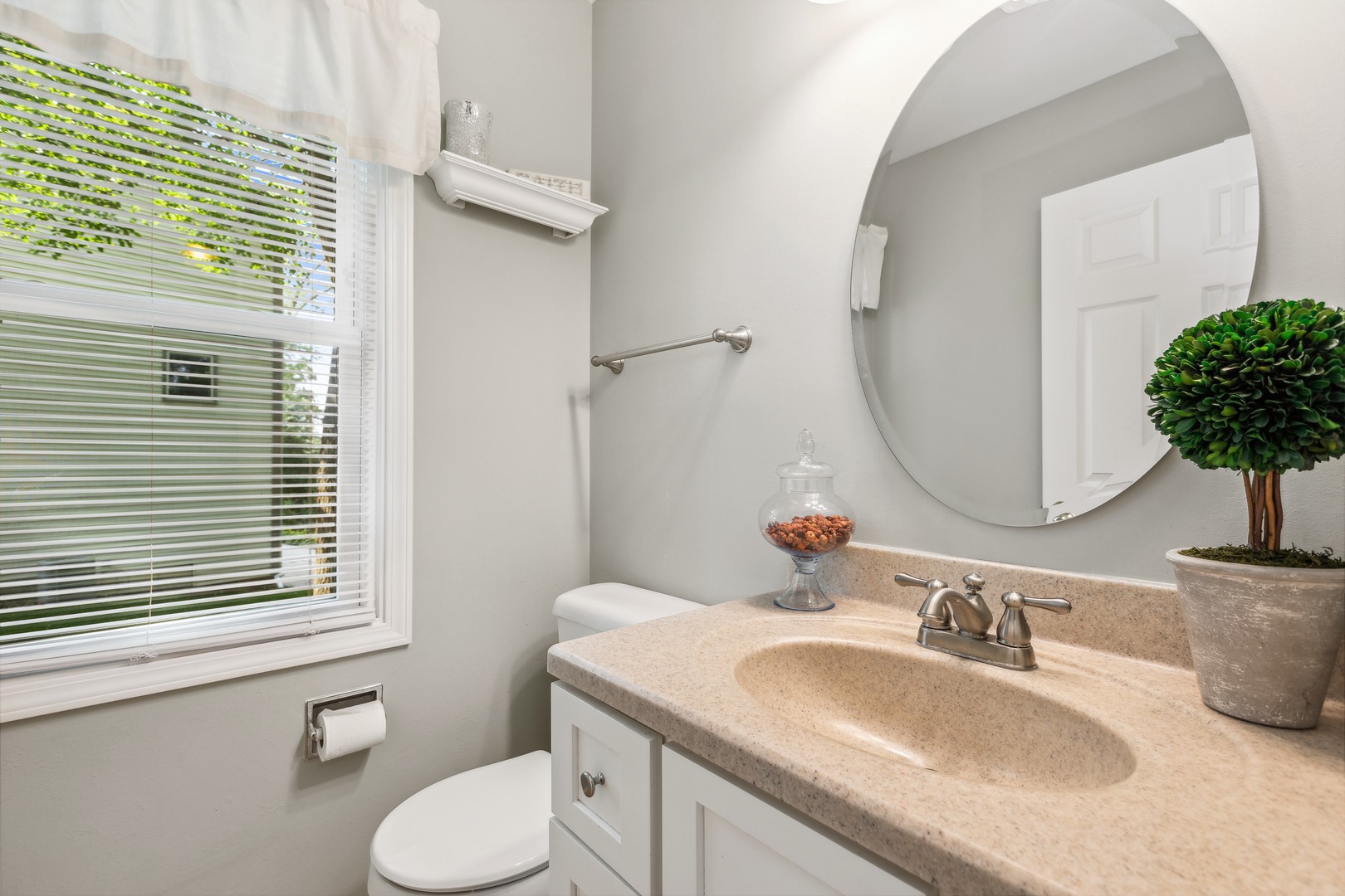 409 Hunters Way Fox River Grove, IL 60021 - Photo 10 of 22 a bathroom with a toilet sink and mirror