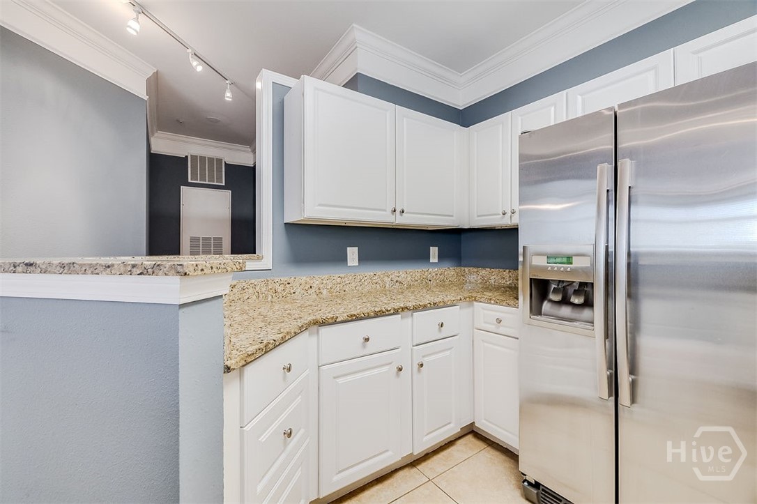 2424 Whitemarsh Way, Unit 2424 Savannah, GA 31410 - Photo 7 of 43