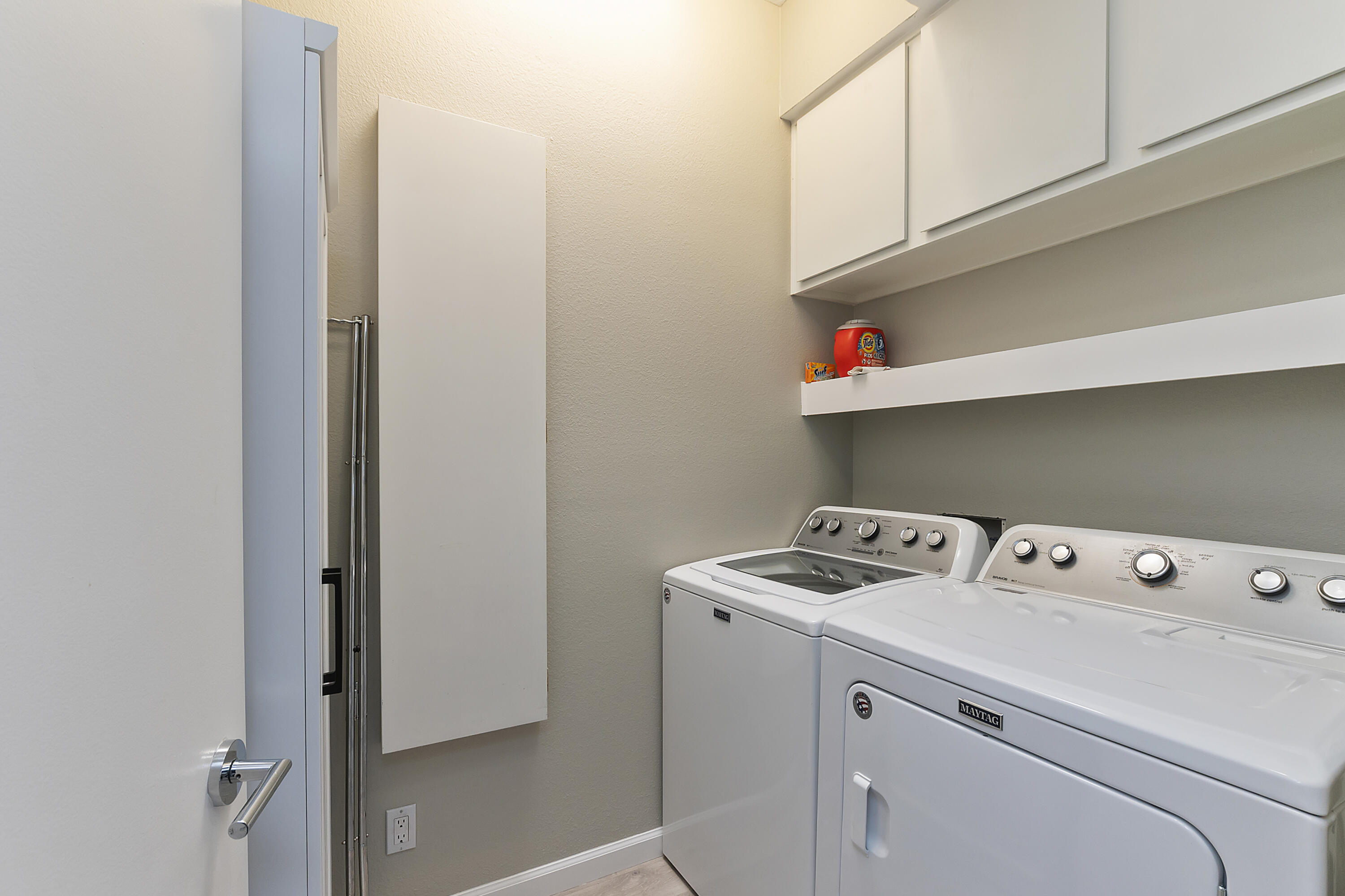 843 Inverness Drive Rancho Mirage, CA 92270 - Photo 19 of 25 041_Laundry room