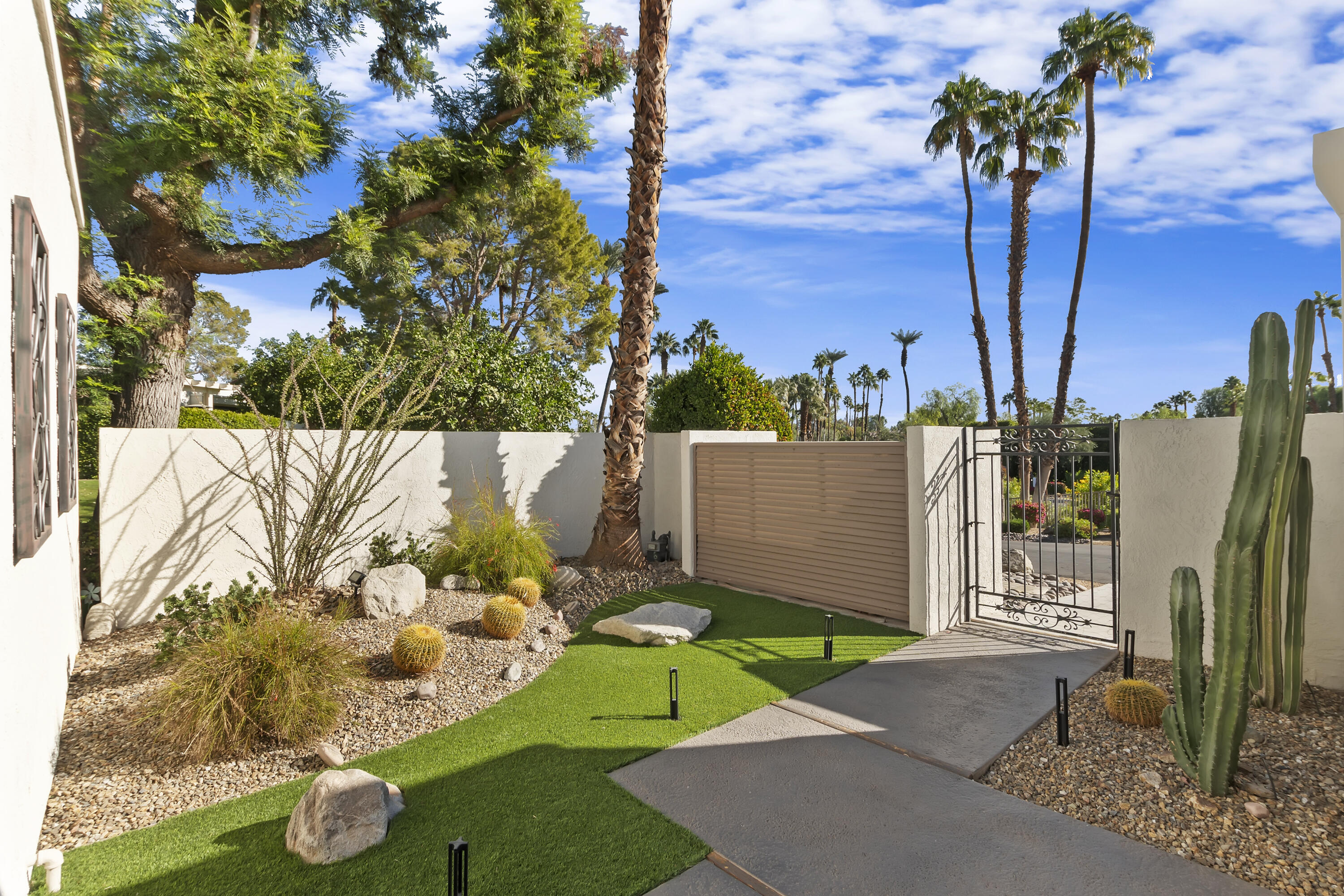 843 Inverness Drive Rancho Mirage, CA 92270 - Photo 5 of 25 008_Courtyard