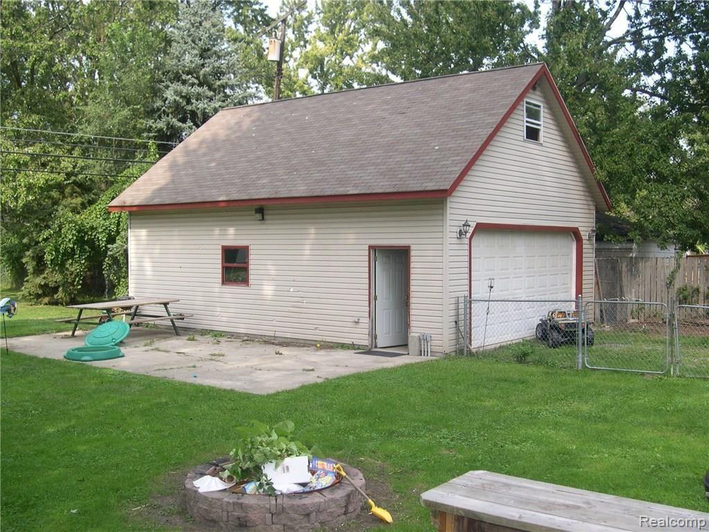 10219 Farmington Road Livonia, MI 48150 - Photo 7 of 34 24X32 GARAGE