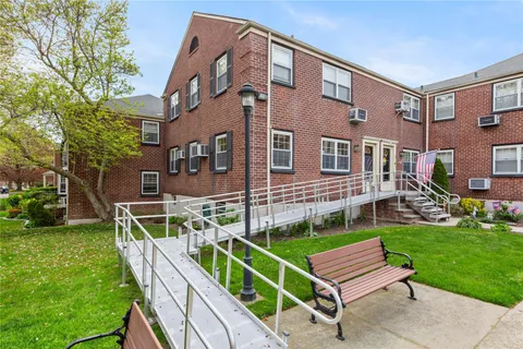 a view of a house with backyard