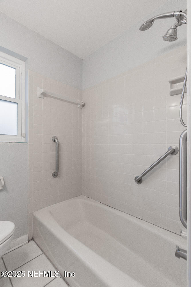 4504 Barnes Road South Jacksonville, FL 32207 - Photo 16 of 28 Bathtub