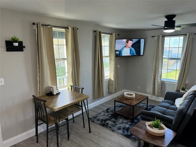 $975 | 5202 County Road 469, Brazoria, TX 77422