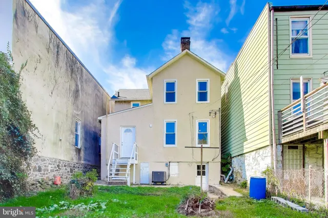 a view of a back yard of the house