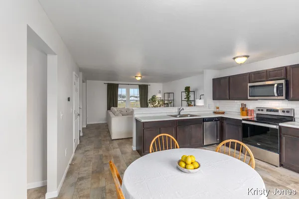 $329,900 | 426 Oak View Drive, Middleville, MI 49333