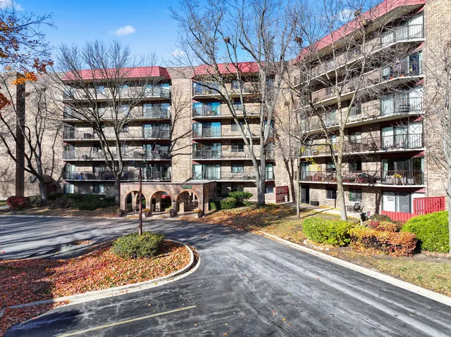 $167,000 | 35 South Baybrook Drive, Unit 106, Palatine, IL 60074
