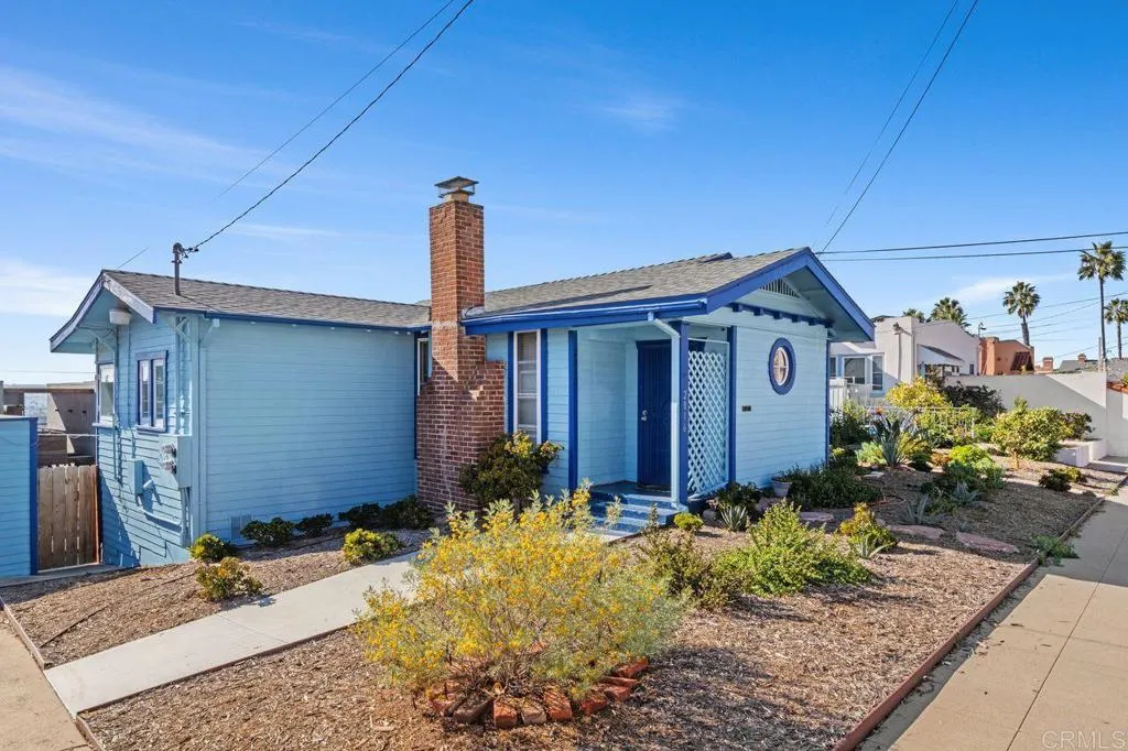 2816 Columbia Street San Diego, CA 92103 - Photo 2 of 4 a front view of a house with garden