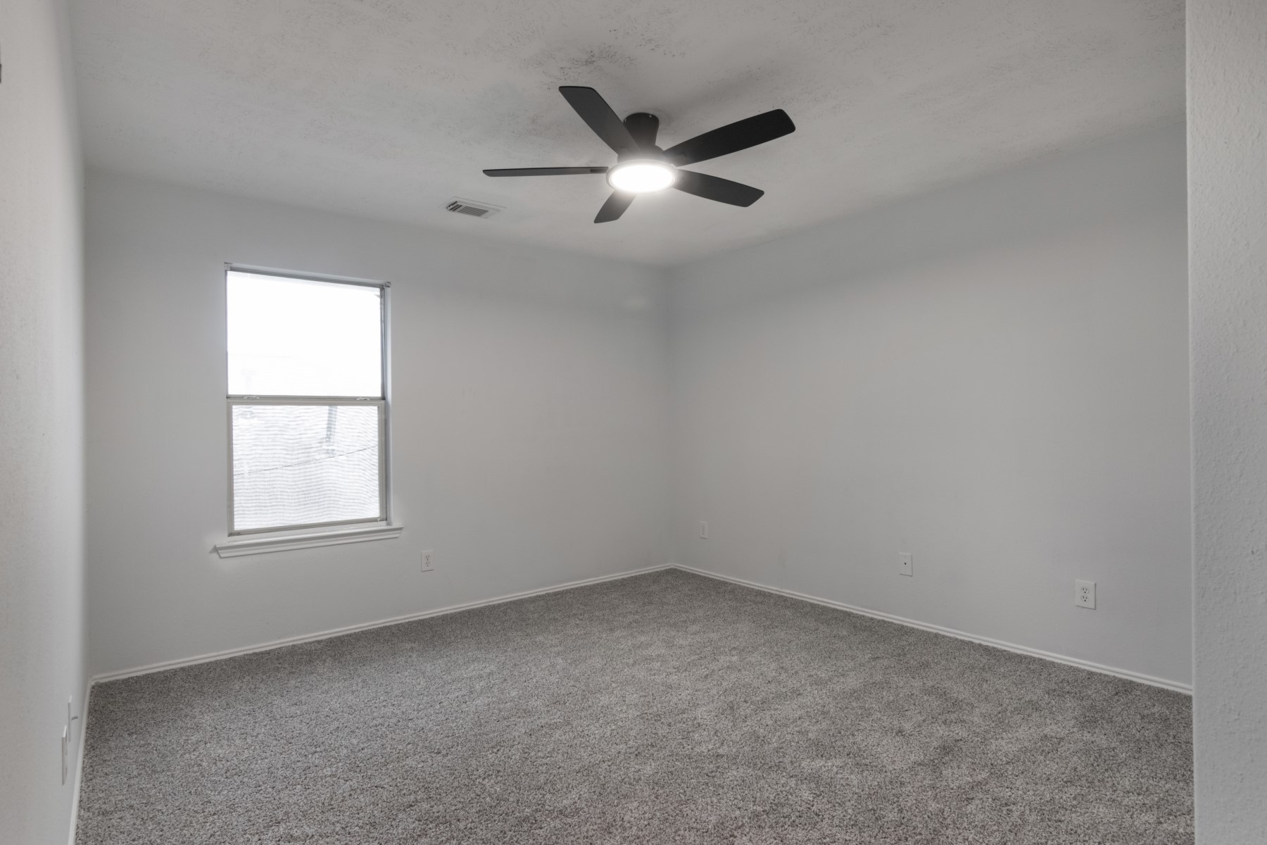 5326 Coast Line Street Baytown, TX 77521 - Photo 20 of 26 an empty room with a window and a ceiling fan