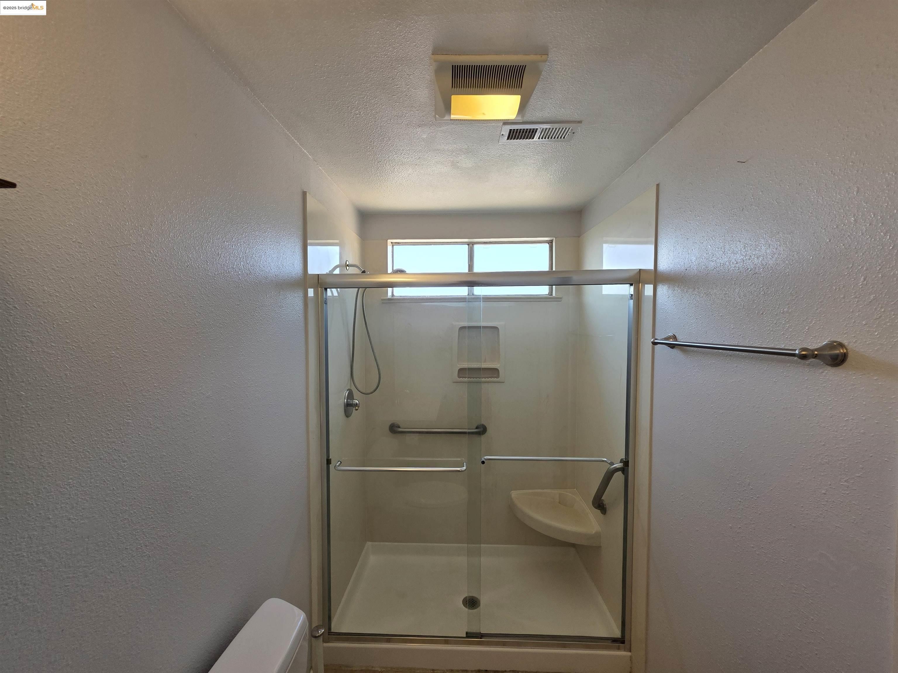 136 Evergreen Way Vallejo, CA 94591 - Photo 16 of 51 a bathroom with a shower