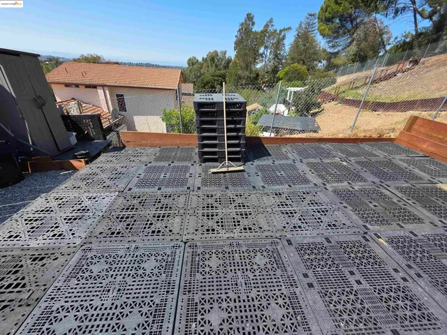 a view of a backyard