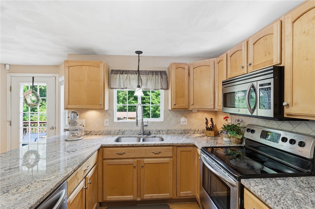 859 Knotty Oak Road Coventry, RI 02816 - Photo 9 of 39