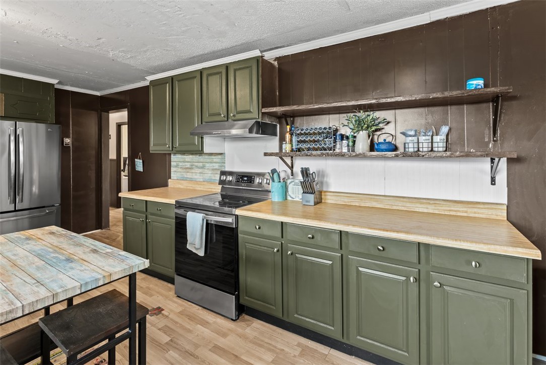 606 County Rd S-1-149 Donalds, SC 29638 - Photo 12 of 38 This cozy kitchen features abundant counter space and easy-to-clean flooring.