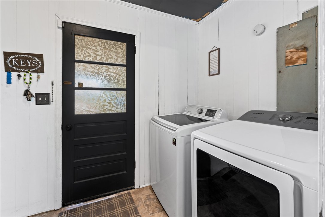 606 County Rd S-1-149 Donalds, SC 29638 - Photo 15 of 38 This dedicated laundry space combines convenience with practical, everyday living.