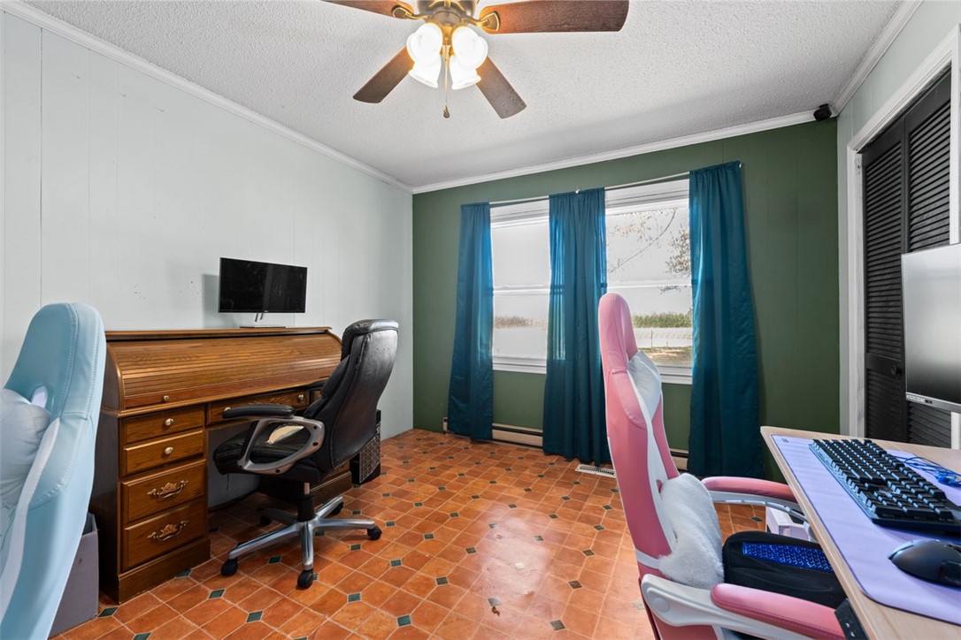 606 County Rd S-1-149 Donalds, SC 29638 - Photo 21 of 38 This versatile room offers ample space for work or leisure.