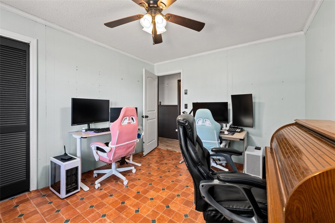 606 County Rd S-1-149 Donalds, SC 29638 - Photo 22 of 38 This versatile room offers an ideal setup for a home office or creative workspace.