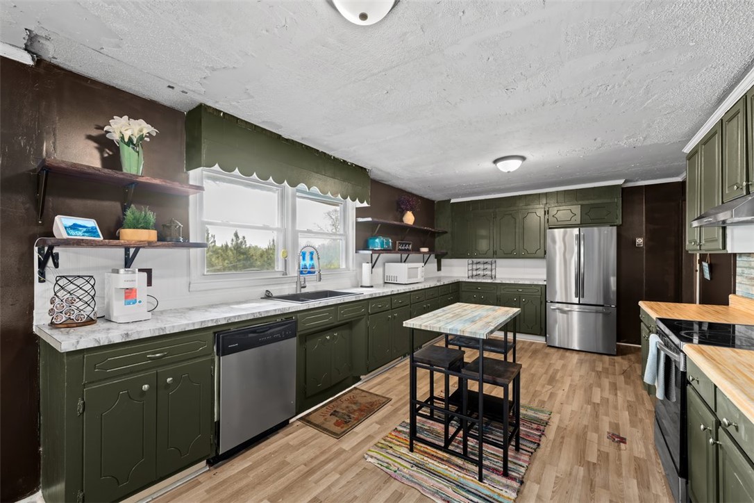606 County Rd S-1-149 Donalds, SC 29638 - Photo 7 of 38 This spacious kitchen offers ample cabinetry, modern appliances, and abundant natural light.