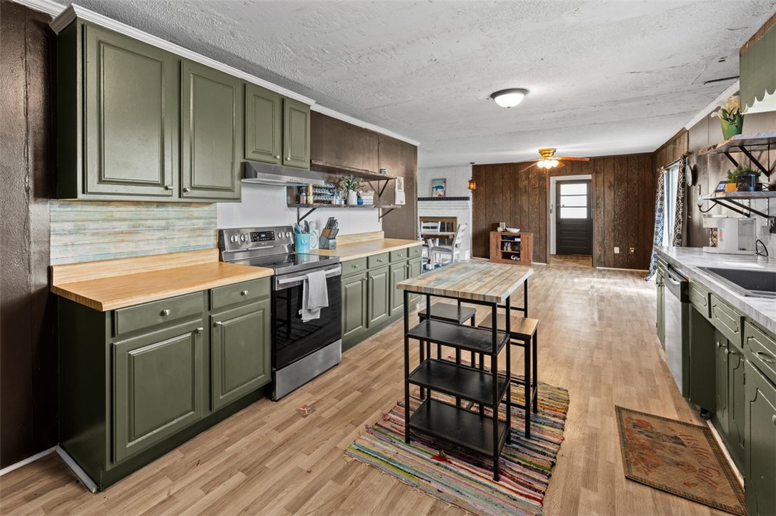 606 County Rd S-1-149 Donalds, SC 29638 - Photo 8 of 38 This spacious kitchen offers ample room for culinary creativity and gatherings.