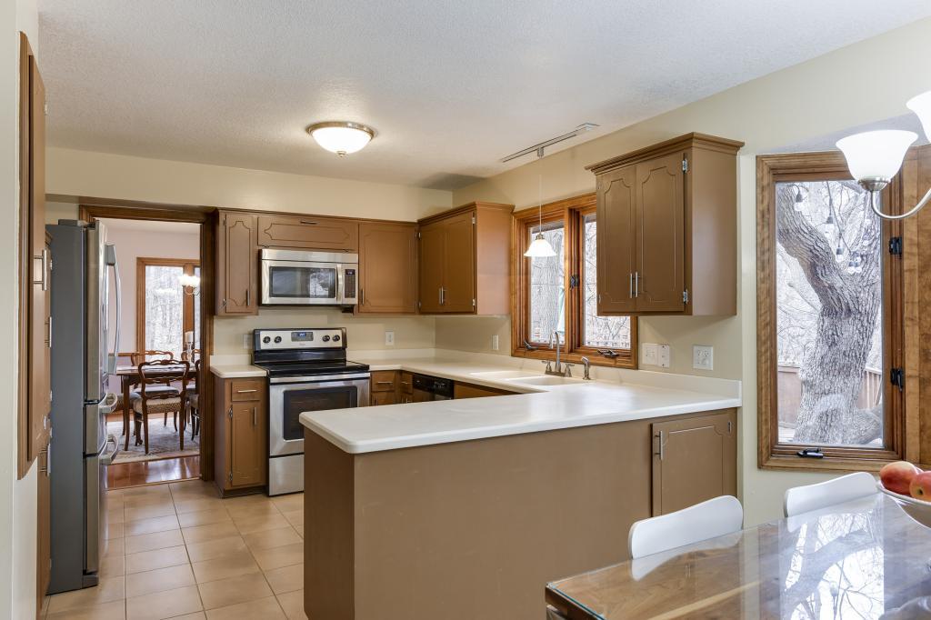 11318 Timberline Road Minnetonka, MN 55305 - Photo 7 of 36
